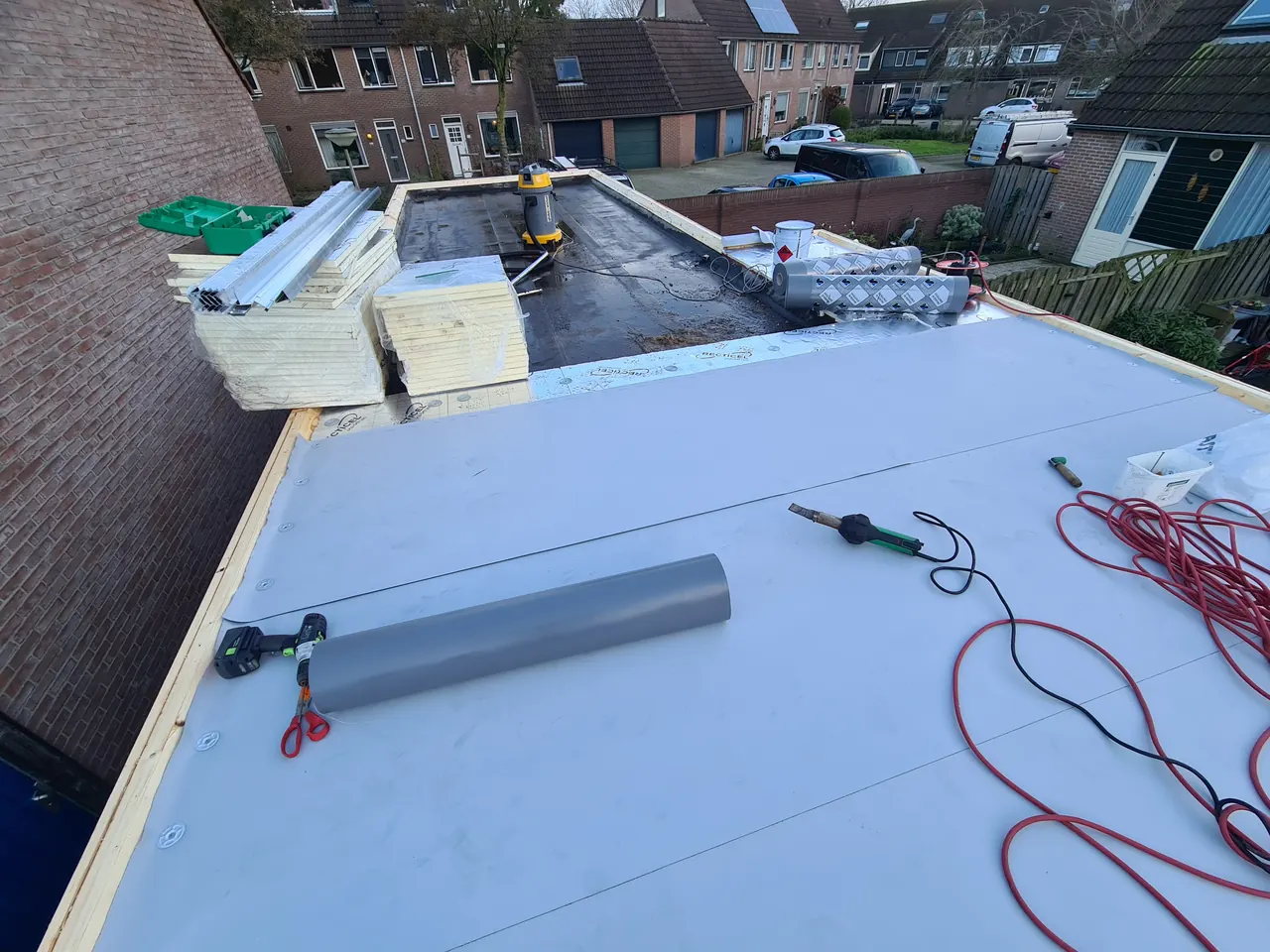 PVC dakbanen tijdens renovatie van een schuurdak in Ermelo