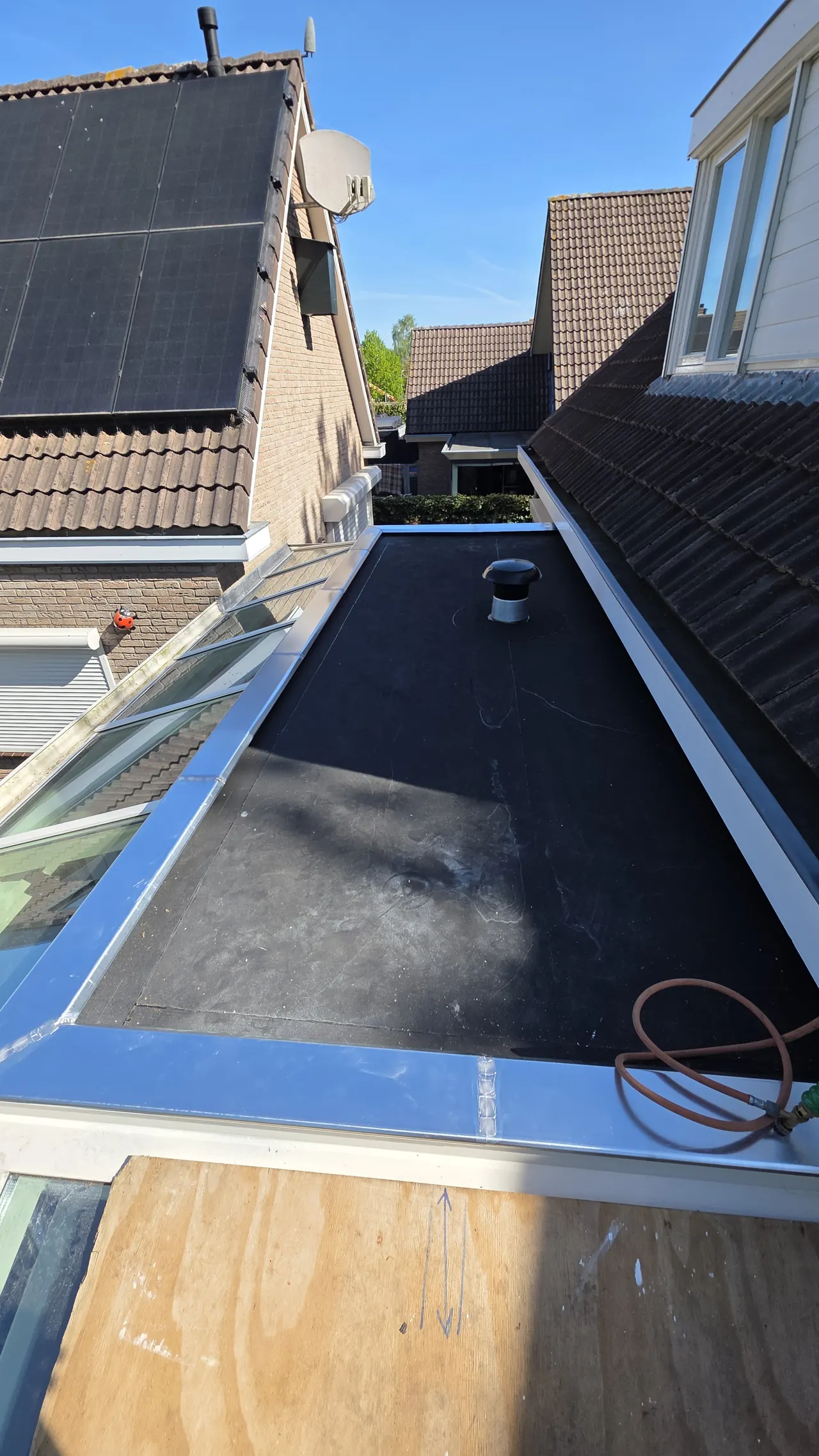 EPDM op het dichte dakdeel van een serre met dakdoorvoer in Stroe