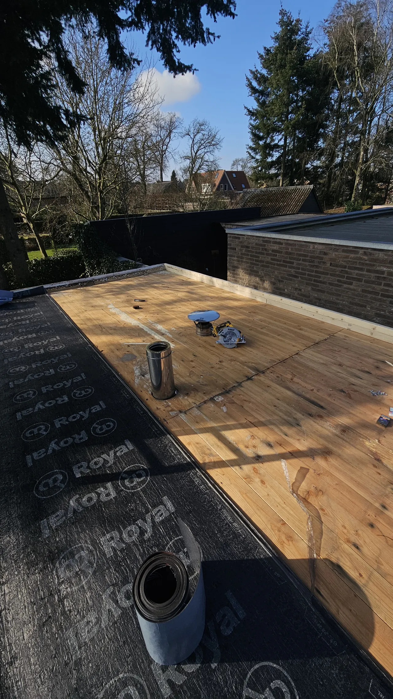 Houten ondergrond en dakbaan tijdens renovatie van een schuurdak in Putten