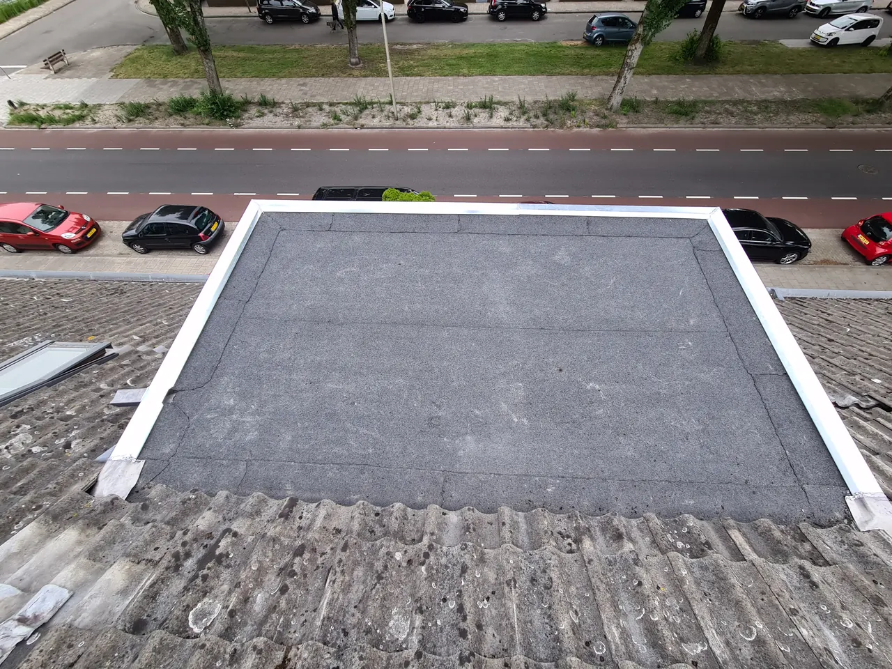 Bitumen dakkapeldak met metalen randafwerking in Harderwijk