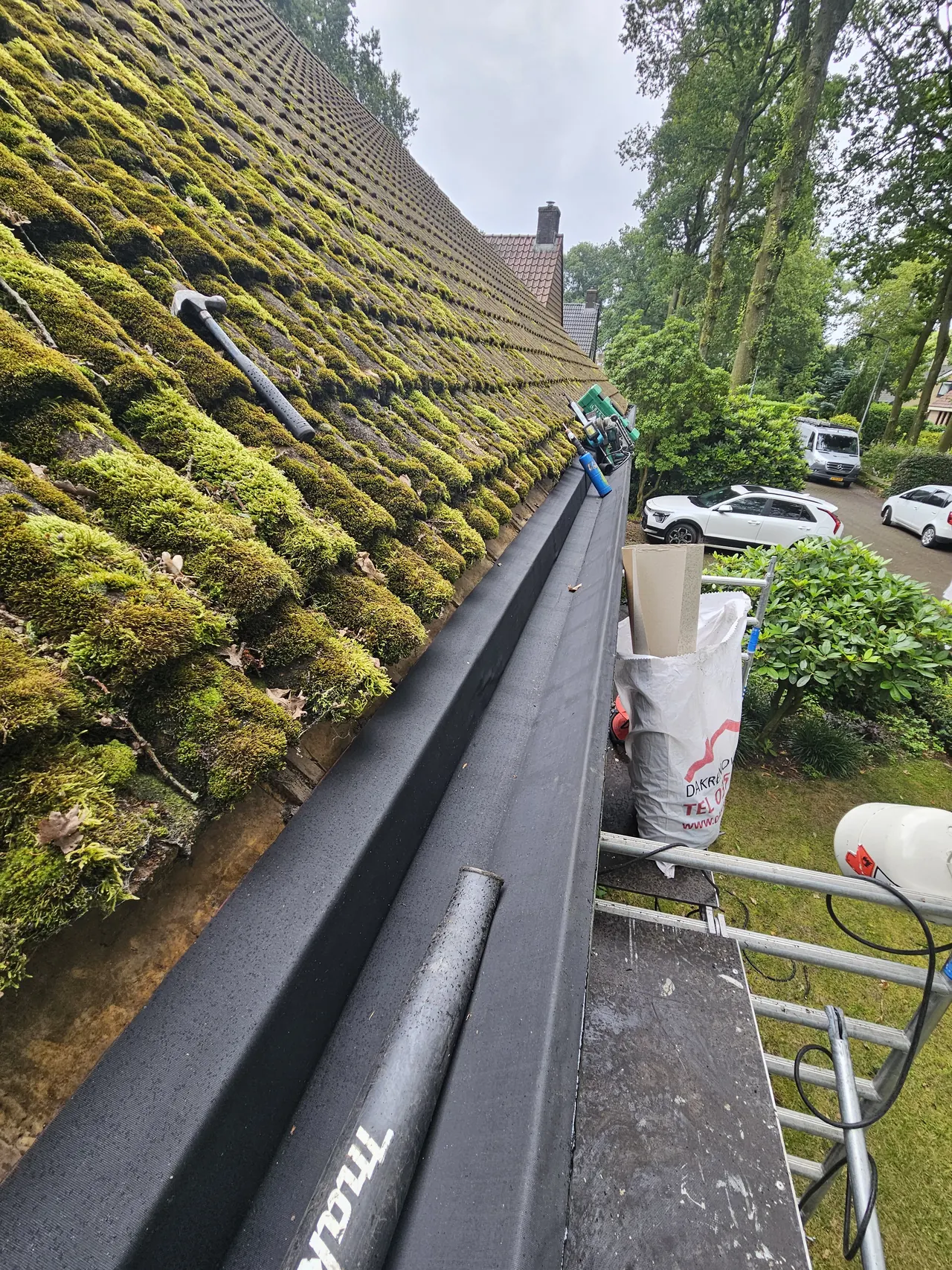 EPDM bekleding in een zinken goot tijdens renovatie in Ermelo