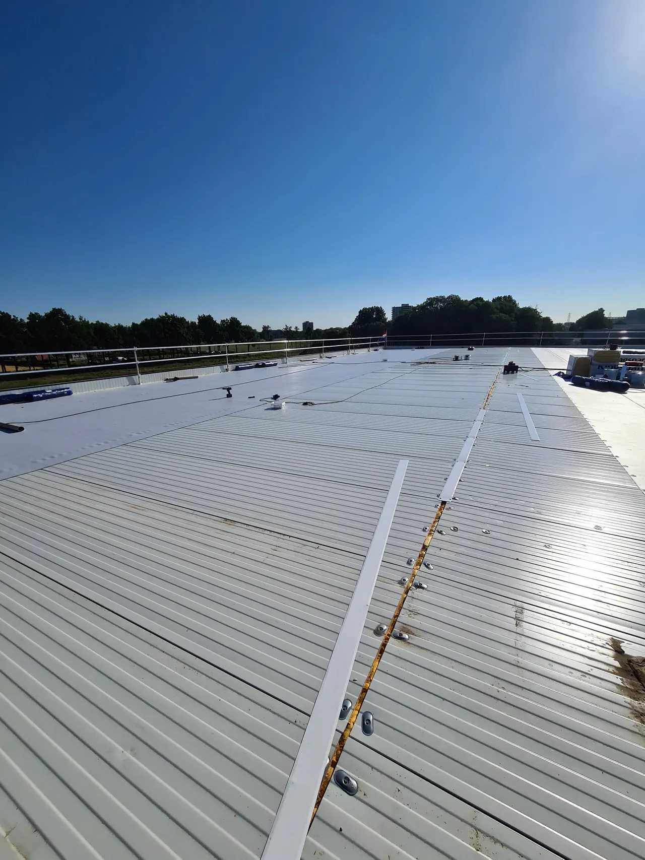 Dak van de nieuwbouwbedrijfshal in Wageningen tijdens de opbouw