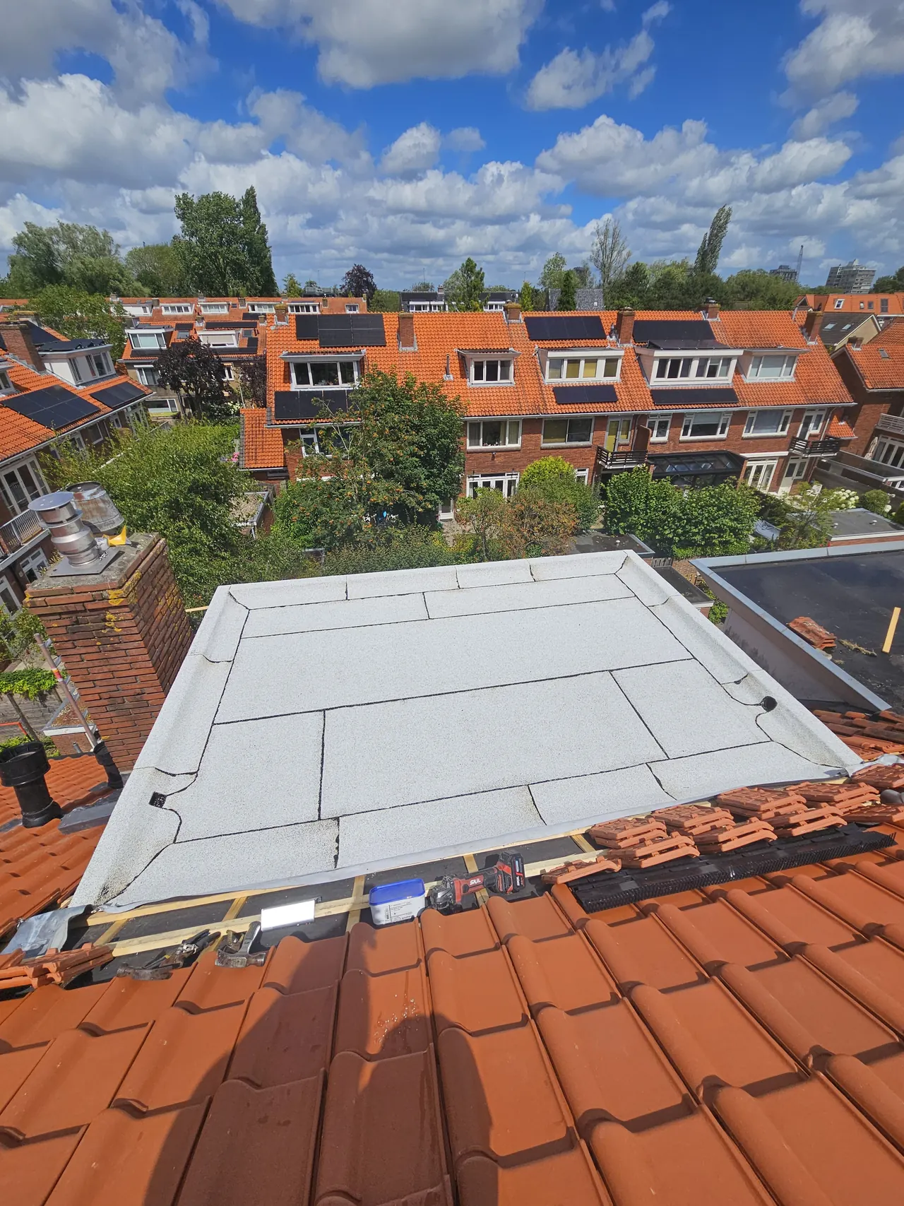 Dakkapeldak in Soest met witte bitumen banen en opstaande randen