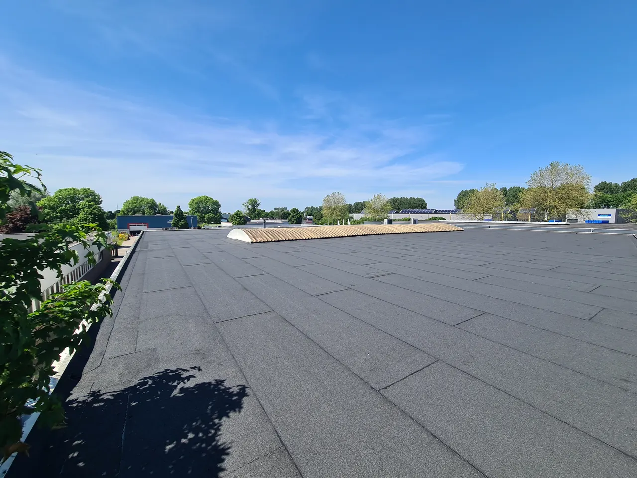 Bitumen dakbedekking op een bedrijfshal met lichtstraat in Dronten
