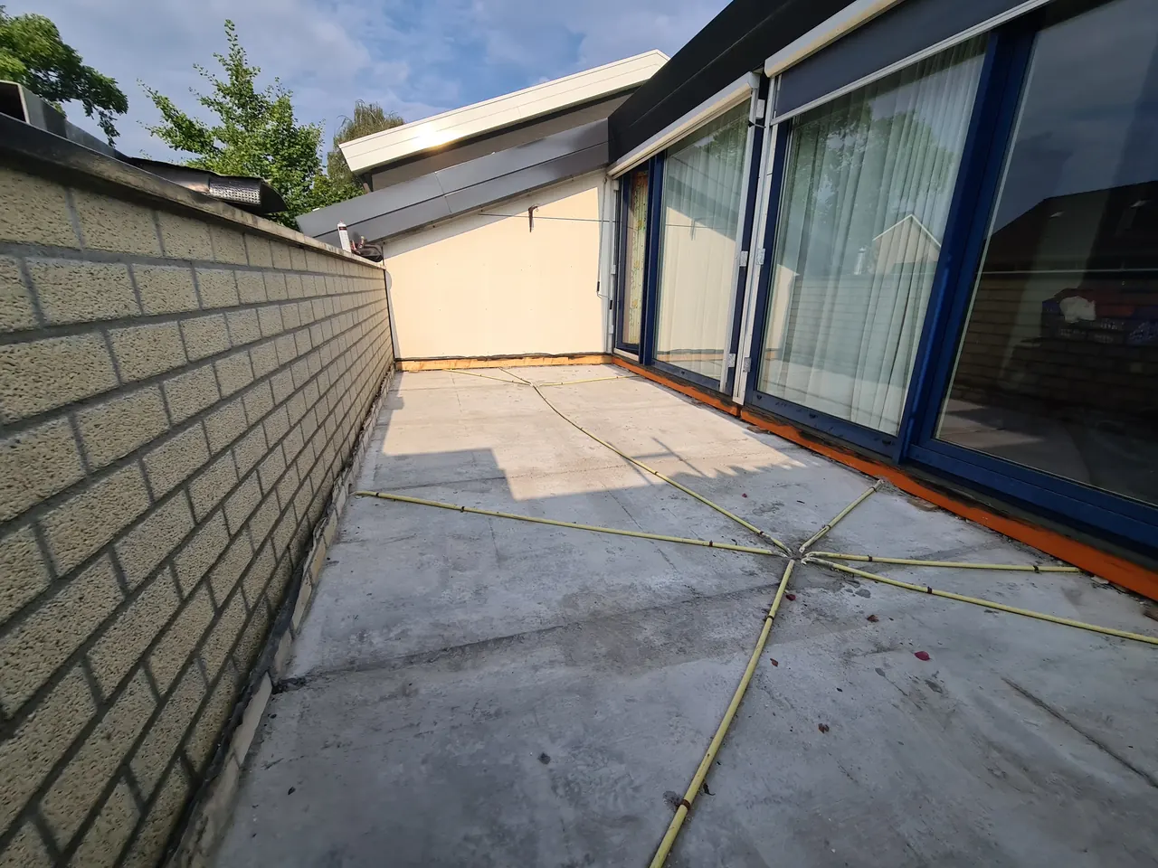 Ondergrond van het balkondak langs een gemetselde borstwering in Apeldoorn
