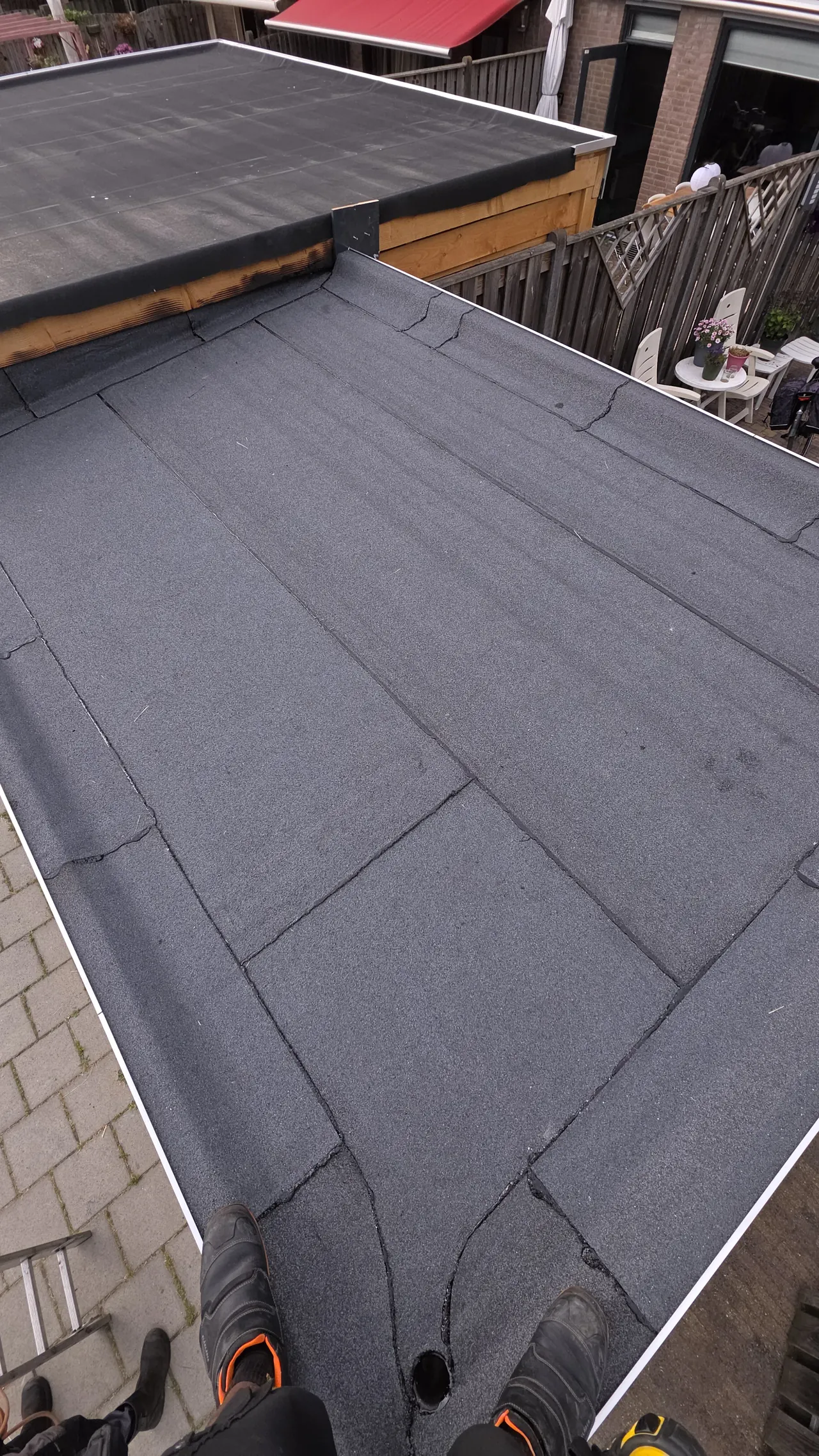Nieuw schuurdak met bitumen banen en randafwerking in Leusden
